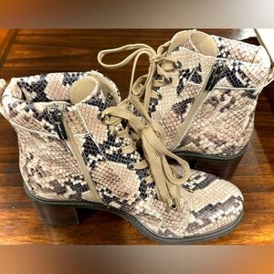 Women’s Sz. 8.5 W Vince Camuto Snake Skin Lace Up Ankle Heel Boots